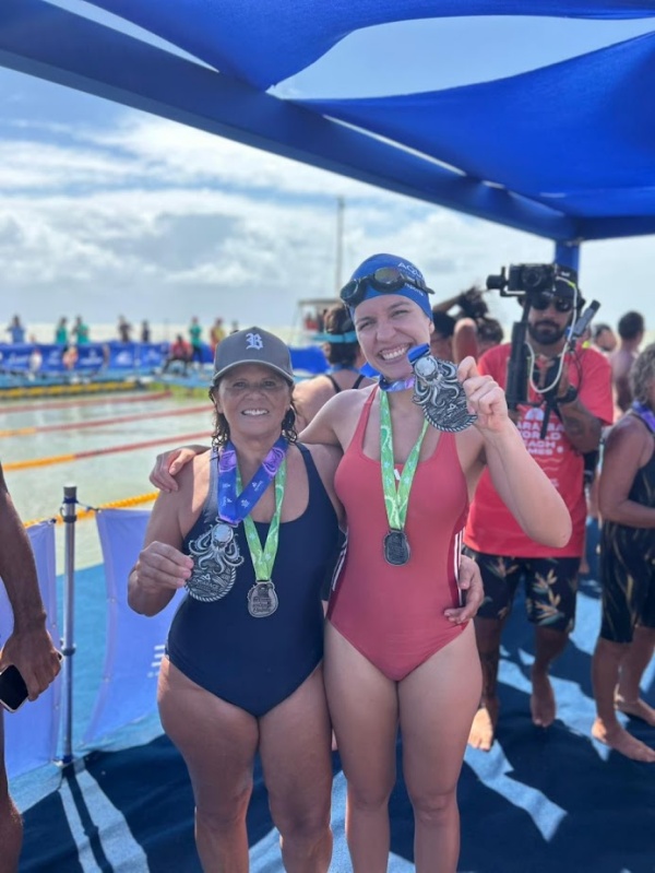 Márcia e Carol, comemorando as medalhas Márcia e Carol, comemorando as medalhas