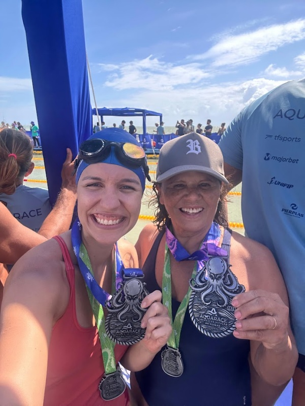 Carol e Márcia - medalhistas 2º lugar Nado Crawl Carol e Márcia - medalhistas 2º lugar 50 m Crawl