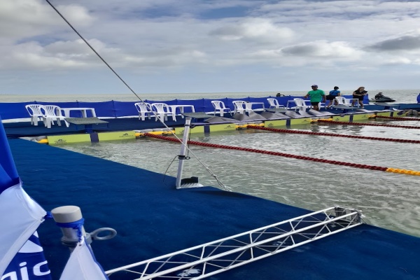 Aquarace piscina flutuante